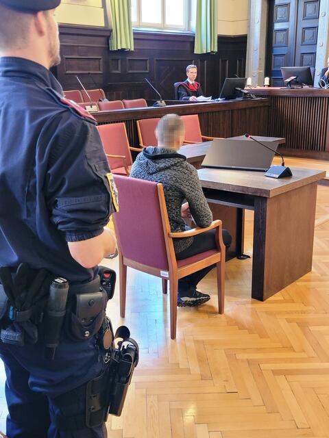 Angeklagter sitzt vor Richterin Julia Grünmann | Foto: Ilse Probst