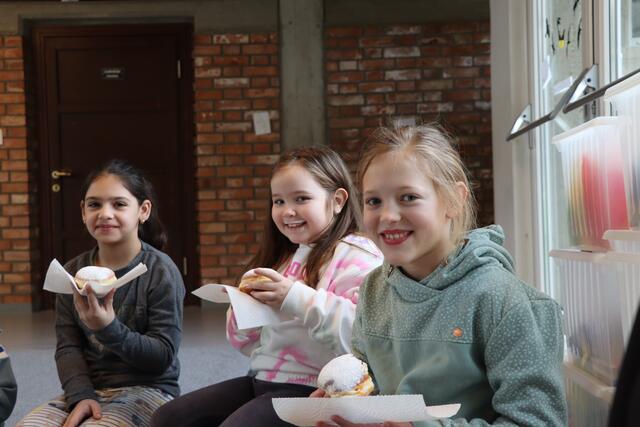 Die Volksschulkinder aus Tadten ließen sich die Krapfen schmecken und vergaben daraufhin Noten. | Foto: Victoria Nagy