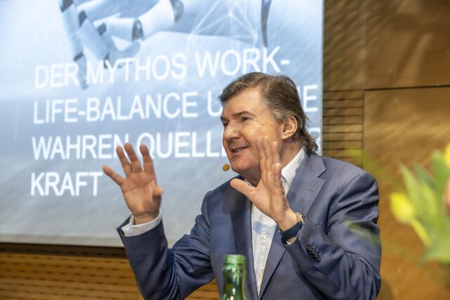 Bildungsexperte Andreas Salcher bei seinem Vortrag „Der Mythos Work-Life-Balance und die wahren Quellen der Kraft" | Foto:  IV-Salzburg/Kolarik
