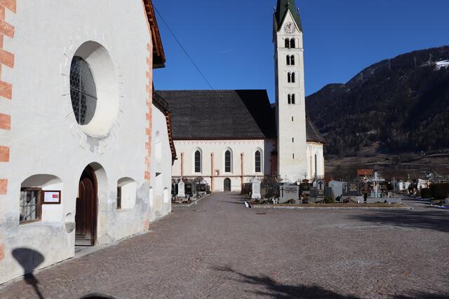 Neue Weggestaltung: Der Friedhof wird heuer barrierefrei gemacht.  | Foto: Othmar Kolp