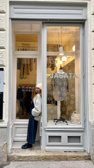 Jasmin Nemetz im Dezember 2022 vor ihrem Geschäft "Jasata" in der Lederergasse. | Foto: Jasata