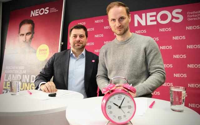 Der pinke Wecker durfte bei dieser Pressekonferenz nicht fehlen: Neos-Spitzenkandidat Janos Juvan (r.) mit Neos-Klima- und Umweltsprecher Michael Bernhard setzen bei der Energiewende auf Biogas und Geothermie. | Foto: MeinBezirk.at