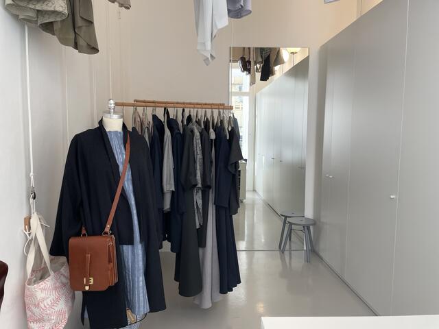 Hier gibt es Frauenkleidung in den Größen 34 bis 42. | Foto: Tobias Schmitzberger