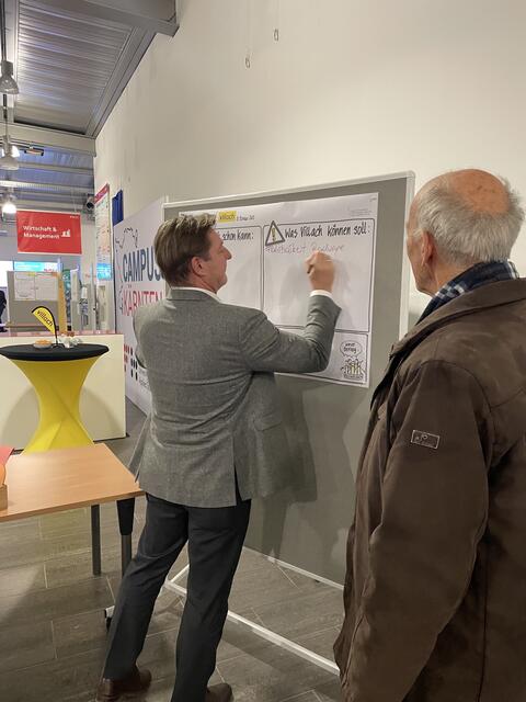 Nach der Veranstaltung stellte sich Bürgermeister Günther Albel den Anregungen und Vorschlägen der Villacher. 