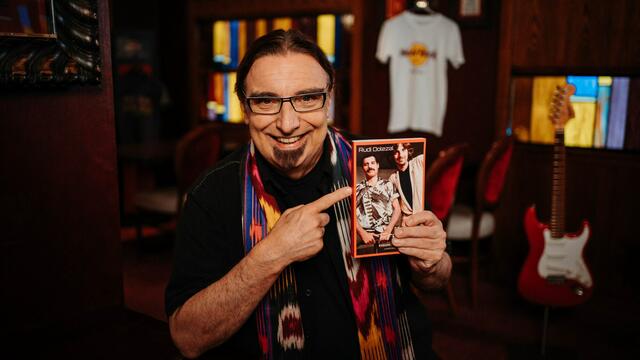 Rudi Dolezal mit seinem Buch "My Friend Freddie". | Foto: Rossori Promotion &amp; Music