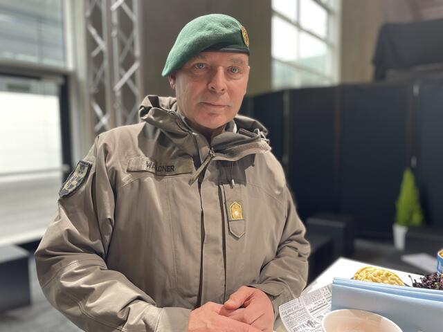 Das Militär übt in bestimmten Szenarien die Aufrechterhaltung der Kommunikation. Der Militärkommandant Anton Waldner ist gerüstet.  | Foto: sm