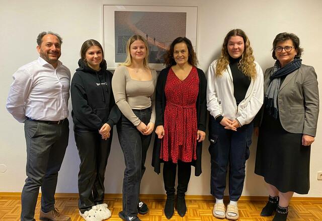 Lea Pinter ist die Siegerin in Latein Langform, Lena Babonich erreichte im selben Bewerb den 3. Platz. Flora Toth gewann in Italienisch. | Foto: Gymnasium Wolfgarten/Facebook