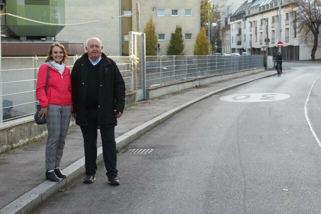 Ernst Paleta und Waltraud Schrittwieser (beide Pro23) in der Dirmhirngasse.  | Foto: Paleta