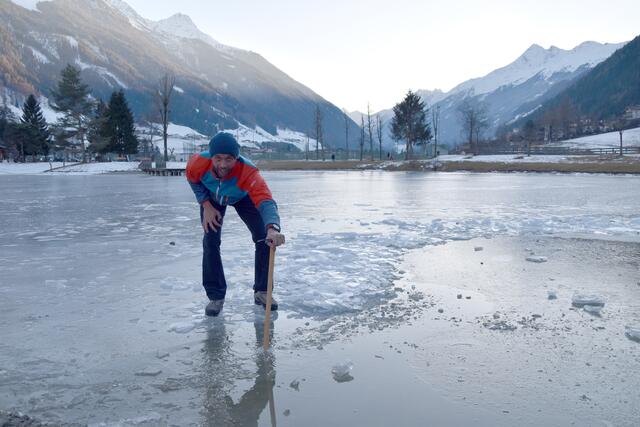 Männerarbeit: Marco Nagl hackte noch das Loch im Kampler See frei. | Foto: Kainz