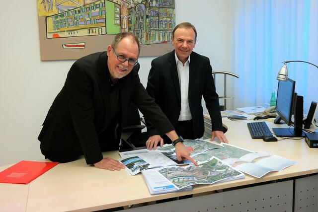 Gerald Bischof und Wolfgang Ermischer (beide SPÖ, v.r.) informieren über die Radweg-Pläne im Bezirk. | Foto: BV Liesing