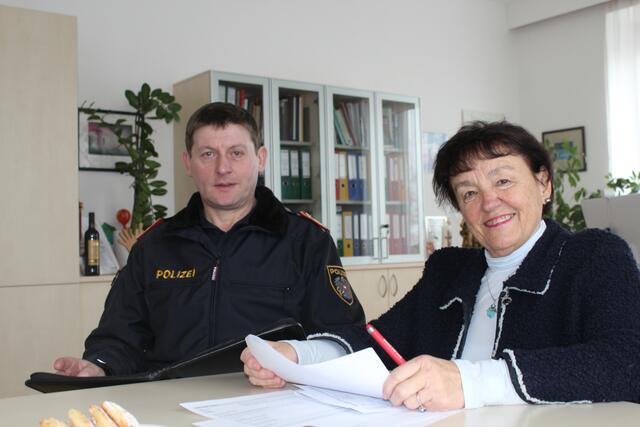 Bezirkspolizeikommandant Franz Schmalzer bei einer Besprechung mit Bezirkshauptfrau Andrea Außerweger. | Foto: BRS/Roland Wolf