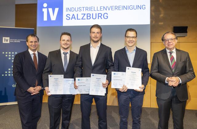 Überreichung der Leistungsstipendien an die herausragenden Talente des Studiums Ingenieurwissenschaften: vlnr. IV-Salzburg-Präsident Peter Unterkofler, Michael Gfrerer, Alexander Lederer und Bernhard Kocher sowie PLUS-Rektor Hendrik Lehnert. | Foto:  IV-Salzburg/Kolarik