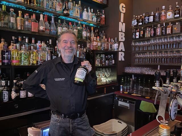 Gerald Alexander Gsöls ist ein echter Gin-Experte. | Foto: Tobias Schmitzberger