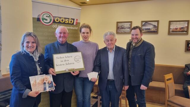 Bundesrätin Johanna Miesenberger, Bezirksobmann Erwin Pachner, Nationalratsabgeordnete Johanna Jachs, Landesobmann Josef Pühringer und Landesgeschäftsführer Franz Ebner (von links) präsentierten das Jahresmotto des OÖ Seniorenbundes. | Foto: OÖ Seniorenbund