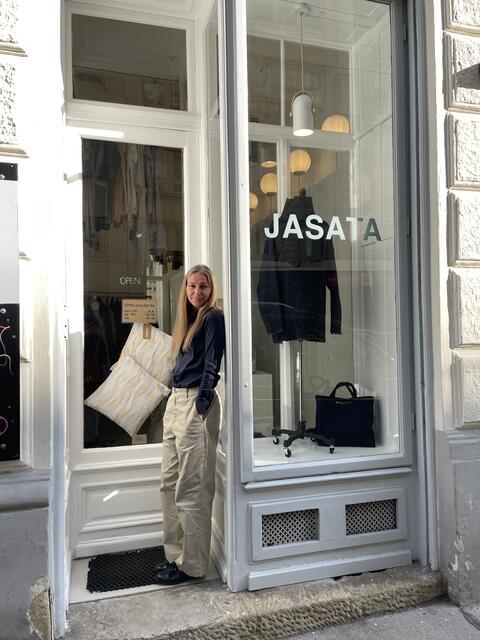Jasmin Nemetz vor ihrem Geschäft "Jasata" in der Lederergasse. | Foto: Tobias Schmitzberger