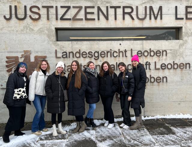 Die Maturaklasse der HLWplus Bad Aussee erlebte einen spannenden Tag im Landesgericht Leoben. | Foto: KK
