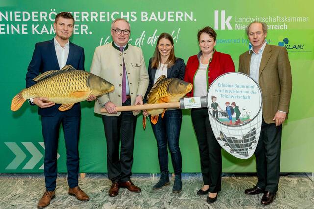 NÖ Teichwirteverband-Geschäftsführer Leo Kirchmaier, Landeshauptfrau-Stellvertreter Stephan Pernkopf, KLAR! Waldviertel Nord-Managerin Karina Zimmermann, LKNÖ-Vizepräsidentin Andrea Wagner und NÖ Teichwirteverband-Obmann Ferdinand Trauttmansdorfer
 | Foto: LKNÖ/Georg Pomaßl