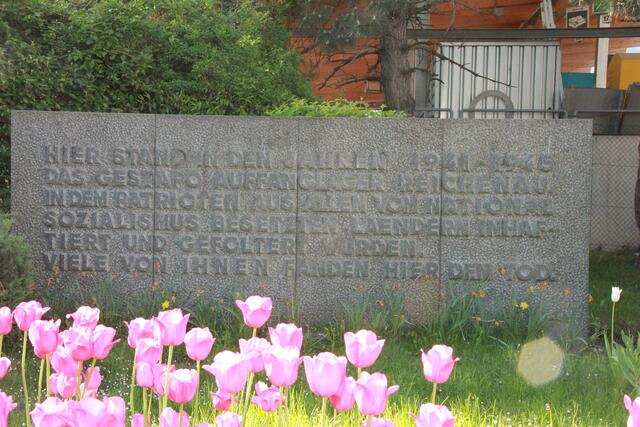Diese Tafel erinnert seit 1972 an das Arbeitserziehungslager in der Reichenau. Jetzt scheint eine neue Gedenkstätte Realität zu werden. | Foto: BezirksBlätter