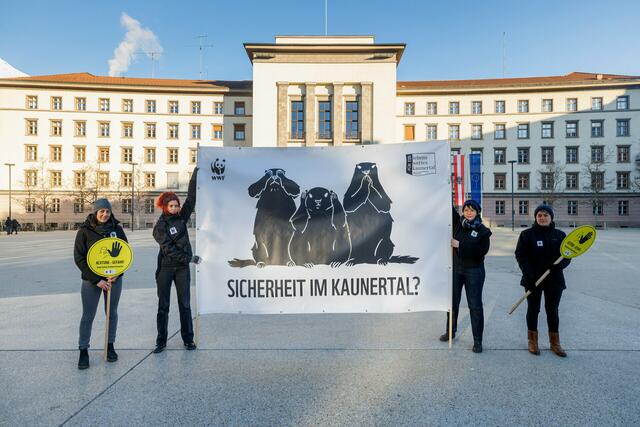 Protestaktion bei der Landtagssitzung am Landhausplatz in Innsbruck:  WWF und der Verein "Lebenswertes Kaunertal" fordern eine unabhängige Untersuchung der Naturgefahren. | Foto: WWF, Hetfleisch