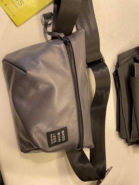 Eine der "Bags with Legs". | Foto: Miriam Al Kafur