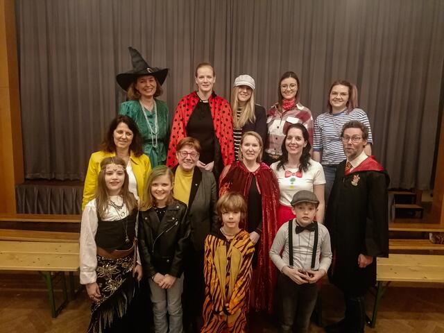 3. Reihe: Isabella Lackner, Elisabeth Koch, Julia Stary, Christina Zischkin, Patrizia Breier.
2. Reihe: Mag. Martha Hollergschwandtner, Bürgermeisterin Josefa Geiger, Simone Biri-Langthaler, Lena Rauscher, Christian Hübner.
1. Reihe: Ella, Annika, Nils, Benjamin | Foto: Volksschule Sieghartskirchen