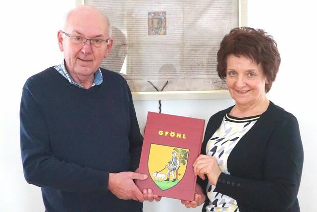 Autor Prof Sepp Weber und Bgm. Ludmilla Etzenberger | Foto: Gemeinde Gföhl