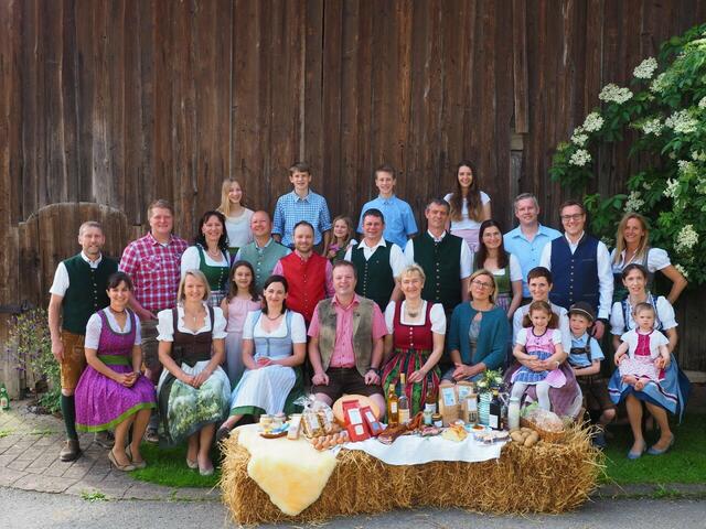 Das Team des Bauernmarktes Roitham am Traunfall.  | Foto: Pichlmann