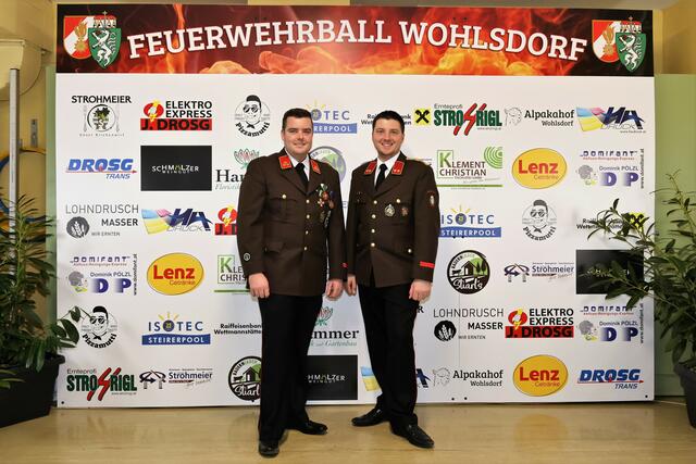 HBI Kevin Prügger (r.) und  OBI Michael Maier freuen sich über den gelungenen ersten Feuerwehrball der FF Wohlsdorf | Foto: FF Wohlsdorf