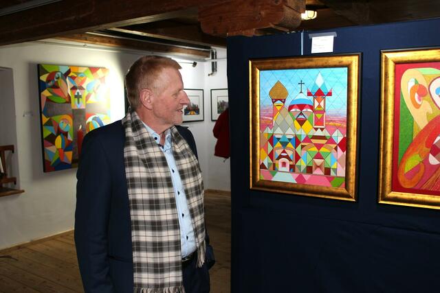 Der Künstler mit einem seiner liebsten Bildern