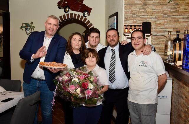 Auch Bürgermeister Hannes Primus schaute bei der Neueröffnung vorbei und besuchte Raffaele Cervellino, seine Frau Elena, die Söhne Alessandro und Roberto sowie Pizzabäcker Marco Maiorano.