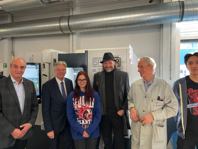 Die Fachberufsschule erhielt drei neue Werkzeugmaschinen. | Foto: MeinBezirk.at