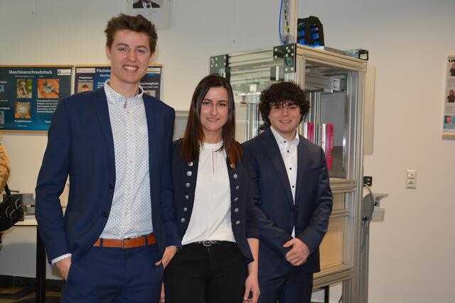 Ambrosius Fasching, Michelle Waldner und Fabian Hatz (v.l.) entwickelten eine Leisteneindrückmaschine für Liebherr. | Foto: Hans Ebner