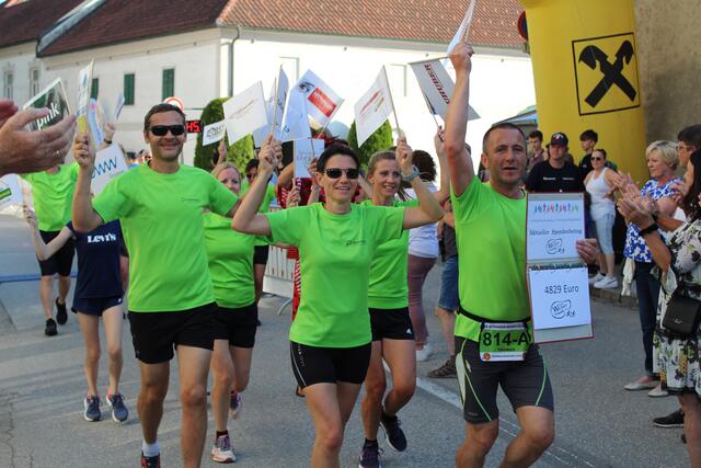 Diese Läufer halten den aktuellen Spendenbetrag in die Höhe. | Foto: Lebensfreunde Prambachkirchen