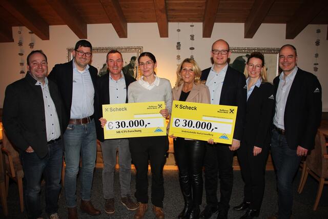 Scheckübergabe in der Sonnenburg Fiss: Martin Pregenzer, Christof Schalber, Benny Pregenzer, Dr. Katharina Kurz (ME/CFS Forschung), Ursula
Mattersberger (Kinderkrebshilfe Tirol &amp; Vorarlberg), Hansjörg Geiger, Claudia Plangger und Stefan Mangott (v.l.). | Foto: Schwarz