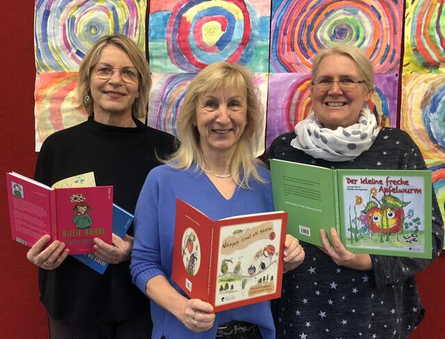 Juta Tanzer, VS-Direktorin Rosina Wührer und Monika Krautgartner tauchten einen Vormittag lang in die Welt der Bücher ein. | Foto: Volksschule Aschach an der Steyr