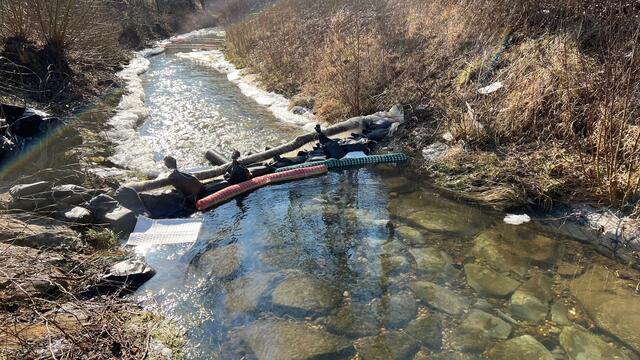 Am Freitag musste ein zweiter Umweltalarm gesetzt werden - ein massiver Anstieg des Baches hat die am Donnerstag gesetzten Sperren unwirksam gemacht. | Foto: FF Raaba