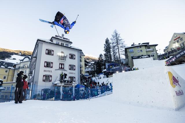 Jesper Tjäder aus Schweden springt durch das Gasteiner Zentrum. | Foto: Simon Rainer/Red Bull Content Pool
