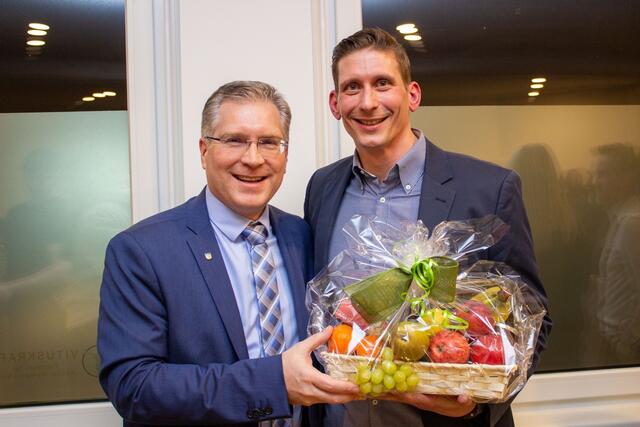Bürgermeister Martin Kulmer mit Thomas Sabitzer. | Foto: Stadt St. Veit