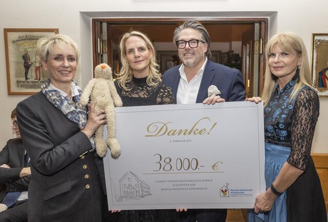  v.l.: Andrea Hofer (Leitung Haus Salzburg, Ronald McDonald Kinderhilfe), Karoline und Michael Kühlwein (Kühlwein Salzburg GmbH), Karin Schmidt (Vorstand Ronald McDonald Kinderhilfe). | Foto: Andreas Kolarik