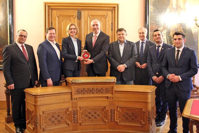 Setki Ibraimi (Integrationsbotschafter und Gemeinderat in Stockerau), Stadtrat Gerhard Dummer, Bürgermeisterin Andrea Völkl, Botschafter Llulzim Pllana, Stadtrat Max Rosenberger, Stadtrat Christian Moser, Nisret Bujari (Integrationsbotschafter und Gemeinderat Baden) und Botschafter-Assistent Dijar Hasani.
 | Foto: Stadtgemeinde Stockerau/Klug