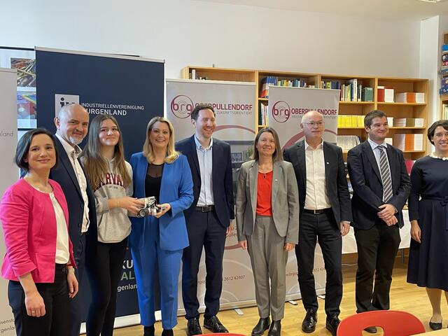 Mag. Aniko Benkö, Industriellenvereinigung Bgld., Bildungsdirektor HR Mag. Heinz Josef Zitz, Schülerin des BRG, Bildungslandesrätin Mag.a (FH) Daniela Winkler, Schuldirektor MMag. Dr. Neuhold, Rektorin  PPH Bgld. Mag. Dr. Sabine Weisz, Vizerektor PPH Bgld. Mag. Dr. Herbert Gabriel, Schulzweigleitung Mag. Paul Sommeregger/Mag. Eva Zvonarits