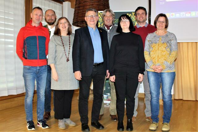 Der neue Vorstand vom Verein Obst-Wein-Garten Straden rund um Obmann Karl Lenz (vorne, M.) mit Ehrengästen. | Foto: Lenz