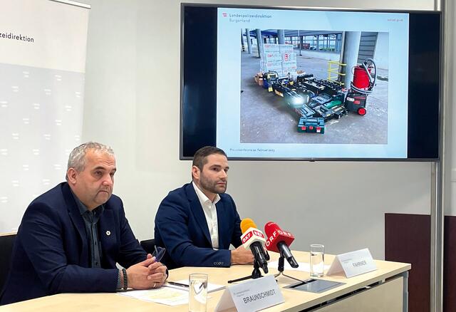 Oberst Gerhard Braunschmidt, Chef des Landeskriminalamtes (links im Bild) und Anton Fahrner, Leiter der "Fahndungsgruppe Diebstahl" im LKA, präsentierten die erfolgreiche Polizeiaktion. | Foto: Heigl