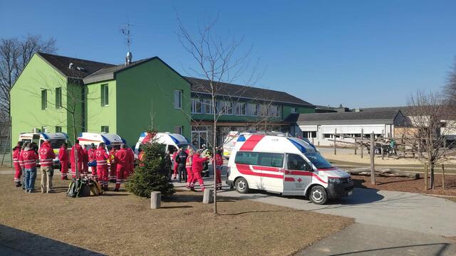 Die Mittelschule in Kaindorf wurde am Freitag aus Sicherheitsgründen evakuiert. | Foto: FF Hartberg