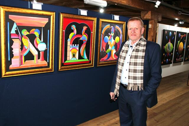 Ulrich Wandelt präsentiert seine ausdrucksstarken Bilder in kräftigen Farben in der Simon Mühle. 