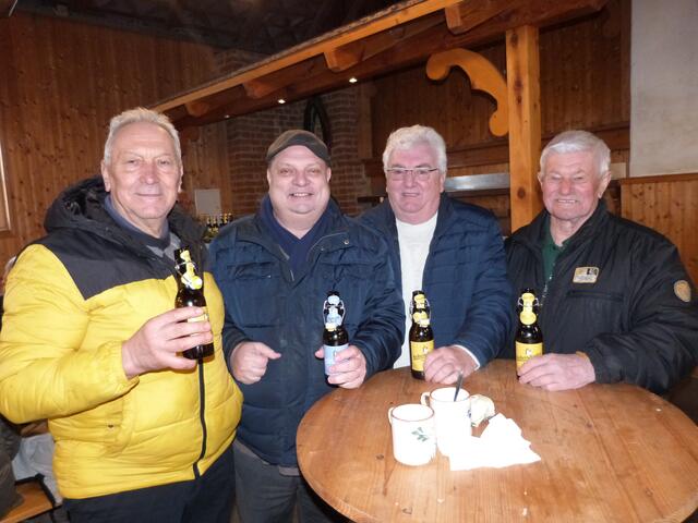 Auch die Männer hatten einen Heiden Spaß am Markt und retteten sich im Pfarrstadl von der eisigen Kälte. 