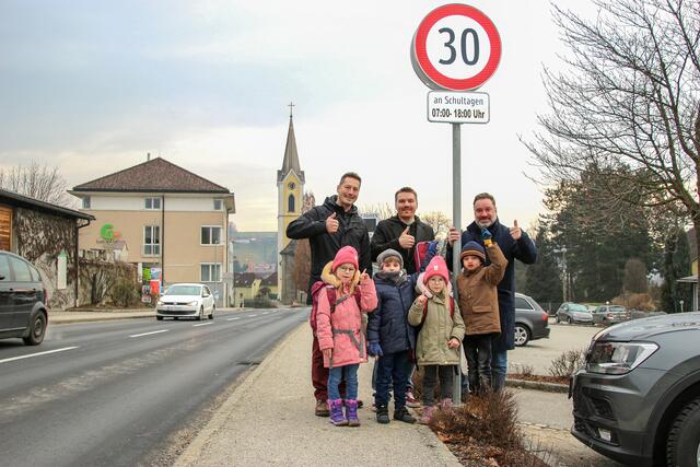 Zufriedenheit bei großen und kleinen Bürgern: Die Väter Daniel Zitta und Christoph Seifriedsberger mit ihren Kindern Leonie, Oliver, Sophie und deren Freund Emil freuen sich mit Bgm. Andreas Derntl über den nun "echten" 30er. | Foto: Eckhart Herbe