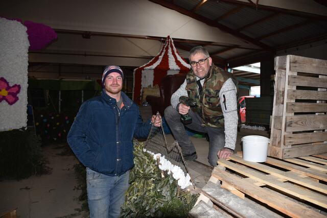 Lukas Pauer und Christian Scherz: Letzte Handgriffe. | Foto: Zezula
