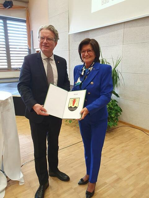 Landeshauptmann Christopher Drexler verleiht das neue Wappen an die Gemeinde Bad Gleichenberg, vertreten durch Bürgermeisterin Christine Siegel. | Foto: ÖVP Bad Gleichenberg
