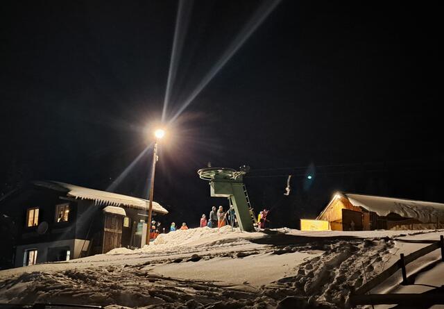 Jeden Freitag kann man am Schanzlift von 18.00 bis 21.00 Uhr auch am Abend Schi fahren. 